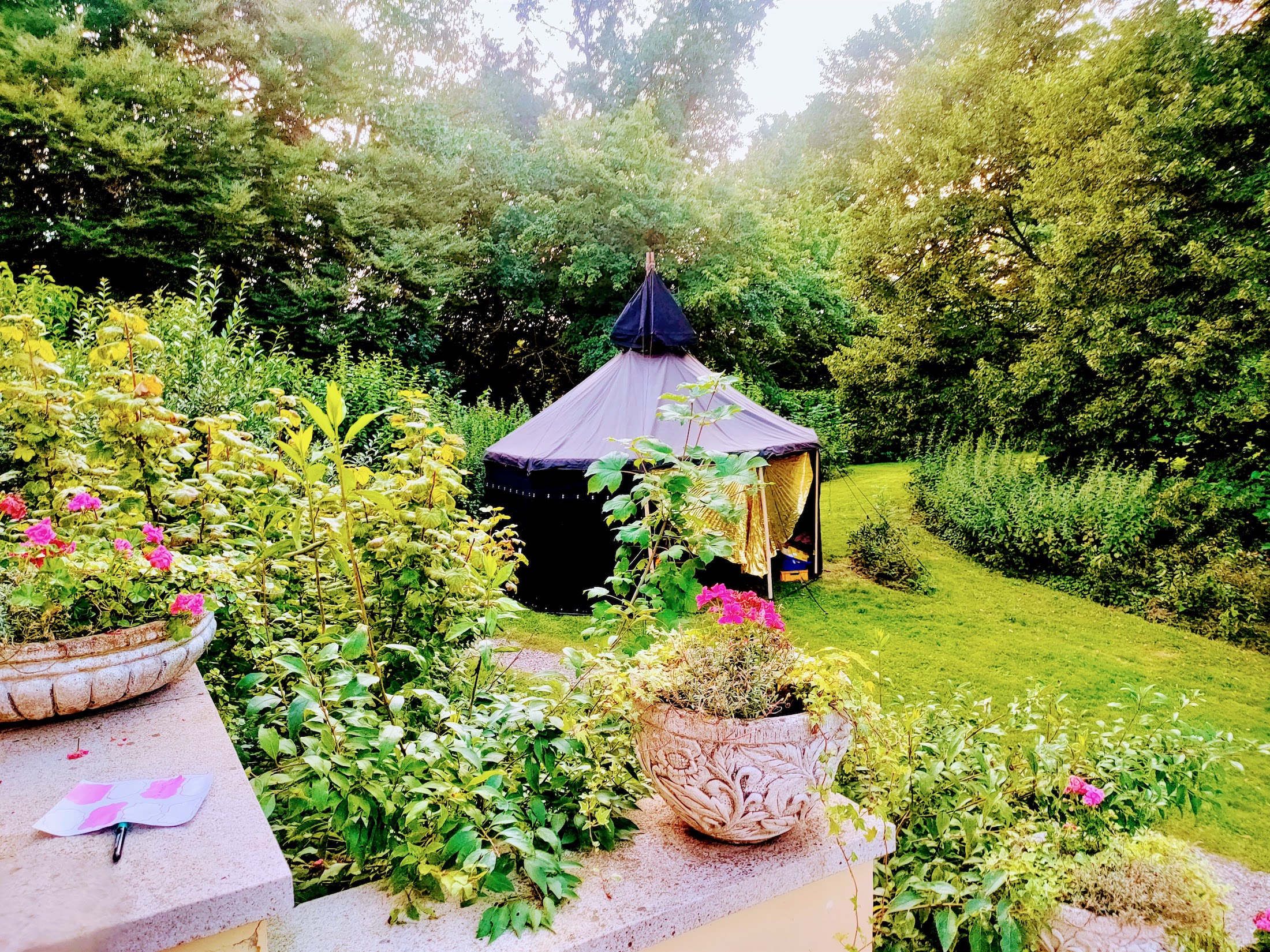 bar-hochzeitslocation-garten Blick auf Jurte in Garten der Hochzeitslocation.